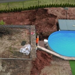 pool aufbau und anschluss 55 - Poolterrasse selber bauen - Platz schaffen für den neuen Rasen