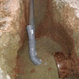 ht rohr in tonrohr einbinden abfluss 10 scaled - A new HT drain is tied into the old clay pipe
