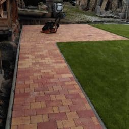 Gartenweg und Waescheplatz werden gepflaster Pflasterweg 36 - Ein neuer Pflastersteinweg und Wäscheplatz entstehen