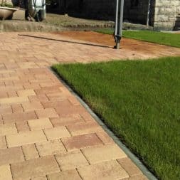 Gartenweg und Waescheplatz werden gepflaster Pflasterweg 41 - Ein neuer Pflastersteinweg und Wäscheplatz entstehen