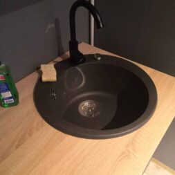 Spuehlbecken Waschbecken in Teekueche selber einbauen 4 scaled - Install granite washbasin with tap yourself