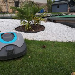 Rasenroboter vor der Palme - Simply build your own garage for robot lawn mower