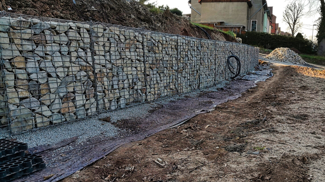 Kurve mit Gabionen bauen29 a - Securing a slope with gabions - 1. initial situation and preparation