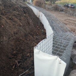 Hangsicherung mit Gabionen 008 - Securing a 30-meter slope with gabions - setting up and aligning the stone baskets