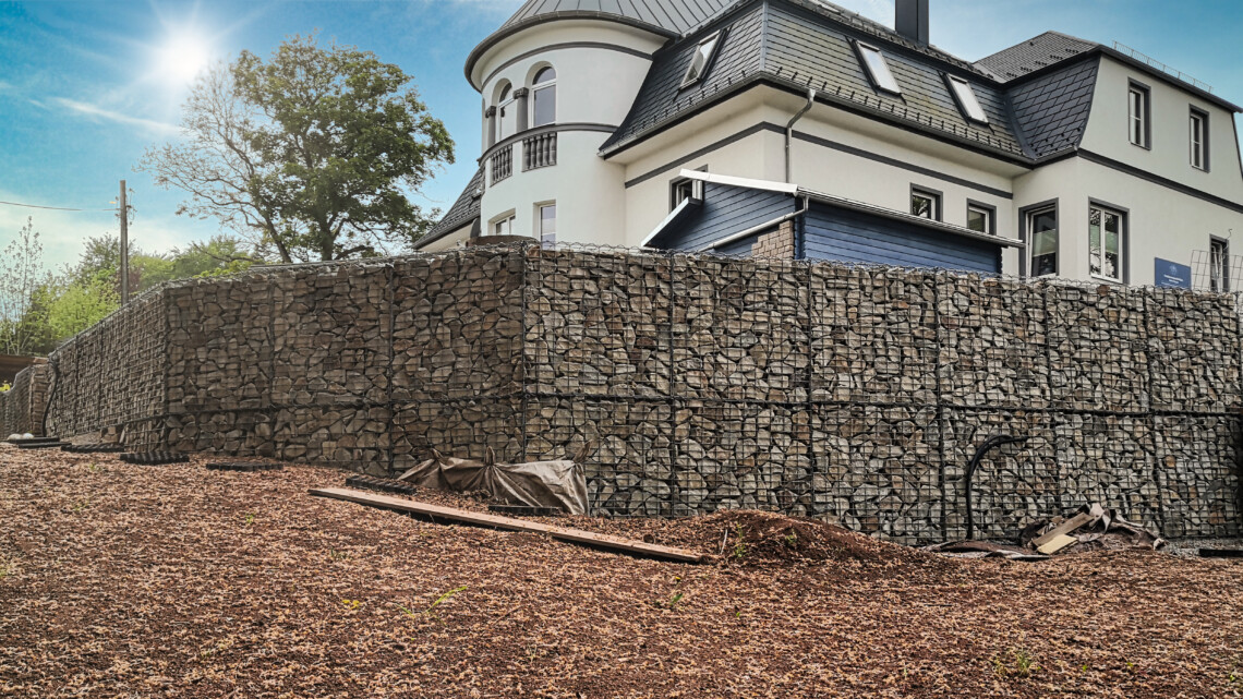 Hangsicherung mit Gabionen 116 a - Securing a 30-meter slope with gabions - setting up and aligning the stone baskets