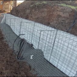 Hang mit Gabionen sichern Einbau von Vlies Wasser und Leerrohr 1.1.11 - Hangsicherung mit Gabionen: Einsatz von Vlies, Wasserleitungen und Leerrohren