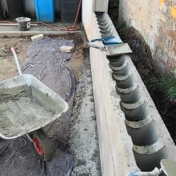Carport bauen Stuetzmauer am hang bauen12 - Carport selber bauen - Hang mit Schalsteinen sichern