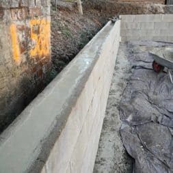 Carport bauen Stuetzmauer am hang bauen30 - Carport selber bauen - Hang mit Schalsteinen sichern