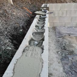 Carport bauen Stuetzmauer am hang bauen31 - Carport selber bauen - Hang mit Schalsteinen sichern