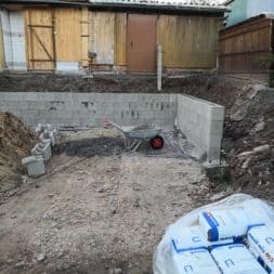 Carport bauen Stuetzmauer am hang bauen33 - Carport selber bauen - Hang mit Schalsteinen sichern