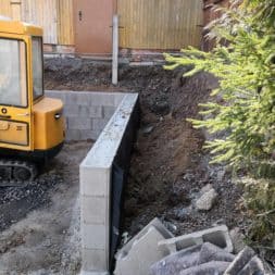 Carport bauen Stuetzmauer am hang bauen47 - Carport selber bauen - Hang mit Schalsteinen sichern
