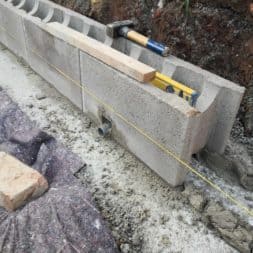 Carport bauen Stuetzmauer am hang bauen8 - Carport selber bauen - Hang mit Schalsteinen sichern