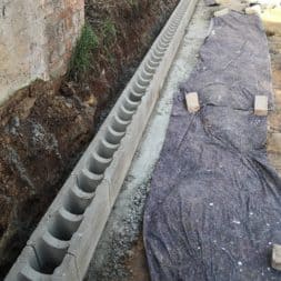 Carport bauen Stuetzmauer am hang bauen9 - Carport selber bauen - Hang mit Schalsteinen sichern