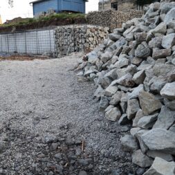 Hangsicherung mit Gabionen 034 - Hang mit Gabionen sichern - Steine richtig einbauen