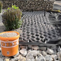 Hangsicherung und Hochbeet bauen mit Gabionen 11 scaled - Secure raised bed on a slope with gabions and honeycomb fleece