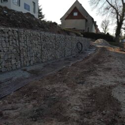 Kurve mit Gabionen bauen29 scaled - Securing slopes with gabions - building perfect corners and curves