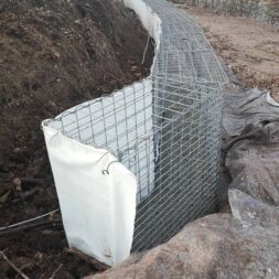 Kurve mit Gabionen bauen6 scaled - Securing slopes with gabions - building perfect corners and curves