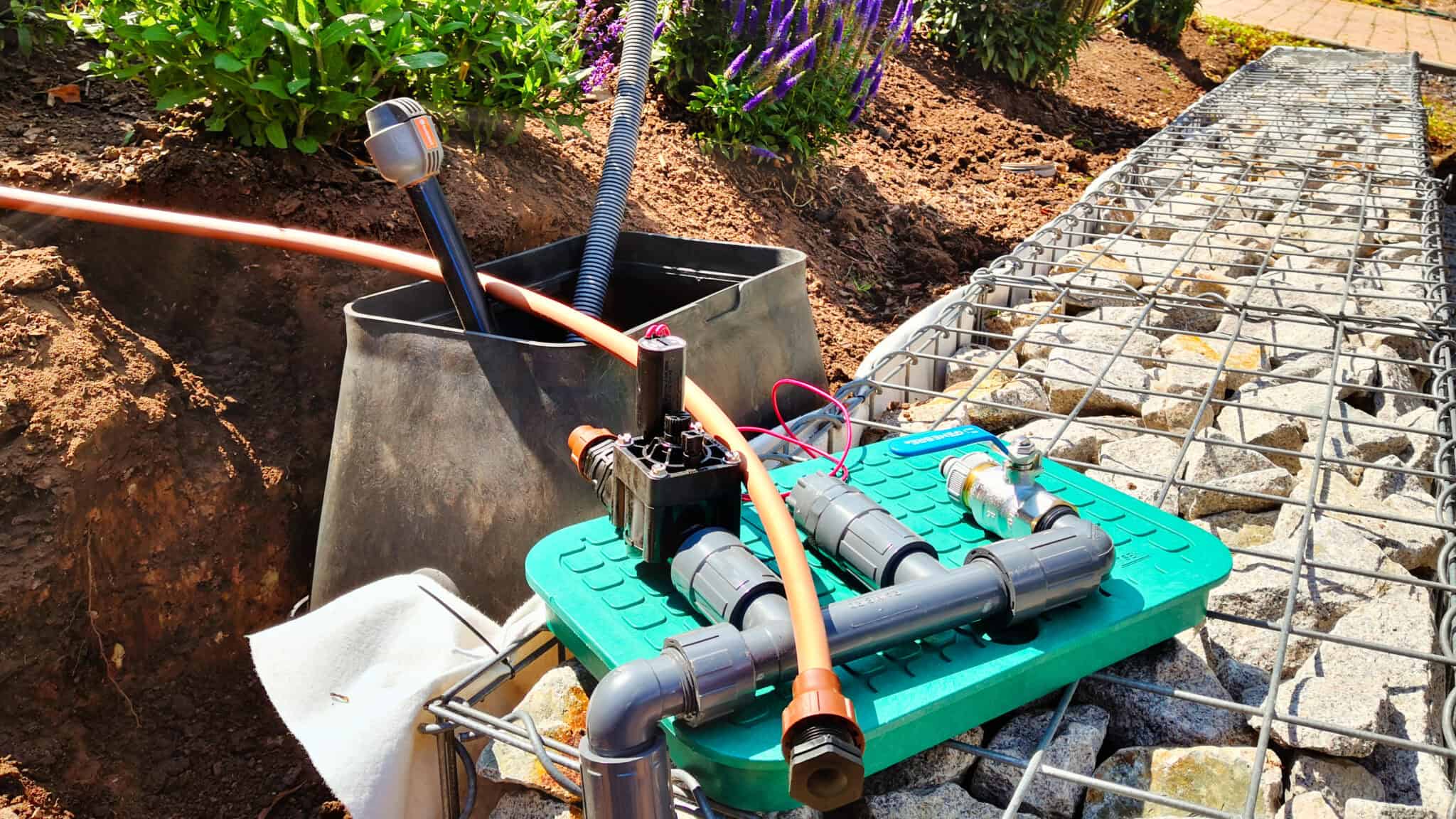 Gabionen Hochbeet am Hang mit automatischer Bewässerung selber bauen