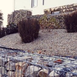 Gabionenmauer am Hang ausbauen und erweitern www.commaik.de 1.1.1 - Expand and extend gabion wall on slope | slope stabilization | raised bed