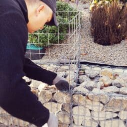 Gabionenmauer am Hang ausbauen und erweitern www.commaik.de 1.1.13 - Expand and extend gabion wall on slope | slope stabilization | raised bed