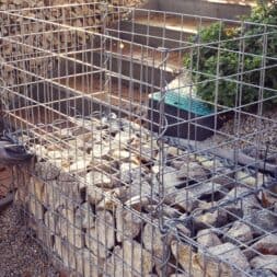 Gabionenmauer am Hang ausbauen und erweitern www.commaik.de 1.1.16 - Expand and extend gabion wall on slope | slope stabilization | raised bed