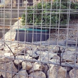 Gabionenmauer am Hang ausbauen und erweitern www.commaik.de 1.1.18 - Expand and extend gabion wall on slope | slope stabilization | raised bed