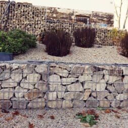 Gabionenmauer am Hang ausbauen und erweitern www.commaik.de 1.1.2 - Expand and extend gabion wall on slope | slope stabilization | raised bed