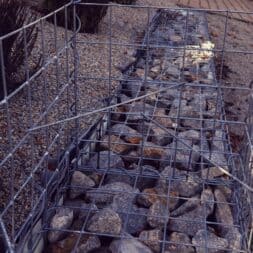 Gabionenmauer am Hang ausbauen und erweitern www.commaik.de 1.1.22 - Expand and extend gabion wall on slope | slope stabilization | raised bed