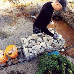 Gabionenmauer am Hang ausbauen und erweitern www.commaik.de 1.1.27 - Expand and extend gabion wall on slope | slope stabilization | raised bed