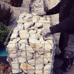 Gabionenmauer am Hang ausbauen und erweitern www.commaik.de 1.1.28 - Expand and extend gabion wall on slope | slope stabilization | raised bed