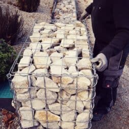 Gabionenmauer am Hang ausbauen und erweitern www.commaik.de 1.1.29 - Expand and extend gabion wall on slope | slope stabilization | raised bed