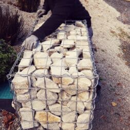 Gabionenmauer am Hang ausbauen und erweitern www.commaik.de 1.1.30 - Expand and extend gabion wall on slope | slope stabilization | raised bed