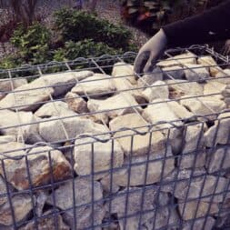 Gabionenmauer am Hang ausbauen und erweitern www.commaik.de 1.1.31 - Expand and extend gabion wall on slope | slope stabilization | raised bed