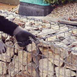 Gabionenmauer am Hang ausbauen und erweitern www.commaik.de 1.1.4 - Expand and extend gabion wall on slope | slope stabilization | raised bed