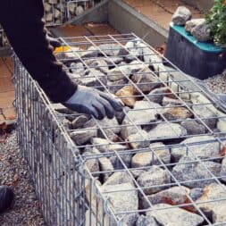 Gabionenmauer am Hang ausbauen und erweitern www.commaik.de 1.1.8 - Expand and extend gabion wall on slope | slope stabilization | raised bed