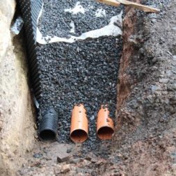 trockenlegung keller einbringen rohre drainage 15 - Keller Trockenlegen - Pumpensumpf | Sickerschacht selber bauen