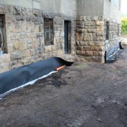 trockenlegung keller einbringen rohre drainage 19 - Keller Trockenlegen - Pumpensumpf | Sickerschacht selber bauen