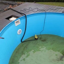 Stahlwandpool abbauen Skimmer Einlaufduese Lampe Poolfolie entfernen 10 scaled - Pool conversion - deconstruction old steel wall pool
