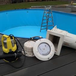 Stahlwandpool abbauen Skimmer Einlaufduese Lampe Poolfolie entfernen 14 - Pool Umbau - Rückbau vom Stahlwandpool