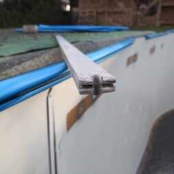 Stahlwandpool abbauen Skimmer Einlaufduese Lampe Poolfolie entfernen 39 scaled - Pool Umbau - Rückbau alter Stahlwandpool