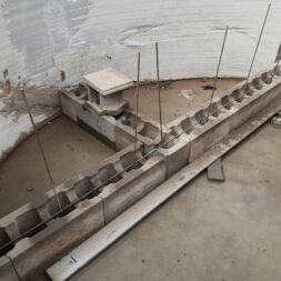 Pool umbauen Waende mauern Bewehrung einbauen 14 scaled - Pool remodeling - mason walls | install reinforcement | set formwork blocks