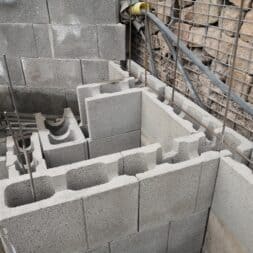 pool umbauen waende mauern bewaehrung einbauen commaik.de 66 - Build your own pool - Masonry walls with reinforcement | Set formwork stones