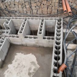 pool umbauen waende mauern bewaehrung einbauen commaik.de 75 scaled - Build your own pool - Masonry walls with reinforcement | Set formwork stones