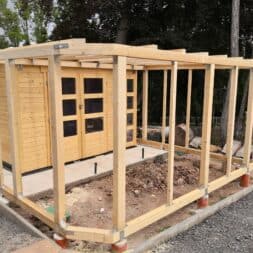 Gartenhaus mit Vogelvoliere selber bauen Aussenbereich anlegen commaik.de 15 - Vogelvoliere und Kleintiervoliere im Garten selber bauen – Außen Gehege bauen für Hasen, Vögel und Meerschweine