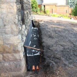 trockenlegung keller einbringen rohre drainage 14 - Keller Trockenlegen – 1 Jahr später | Injektion | Pumpensumpf