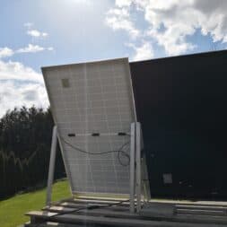 phtovoltaik balkonkraftwerk solarmodul guerilla kraftwerk aufbauen installieren in reihe schalten commaik.de 15 - 2. Balkonkraftwerk im Garten aufbauen und in Reihe schalten