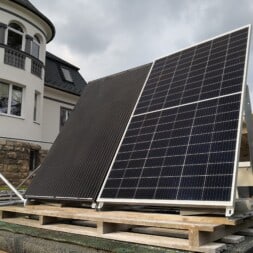 phtovoltaik balkonkraftwerk solarmodul guerilla kraftwerk aufbauen installieren in reihe schalten commaik.de 17 - 2. Balkonkraftwerk im Garten aufbauen und in Reihe schalten