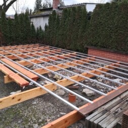 WPC Terrasse reparieren sanieren neu bauen www.commaik.de 085 - Sanierung der Gartenterrasse: Der Wechsel von Holz zu WPC und Alu-Profilen