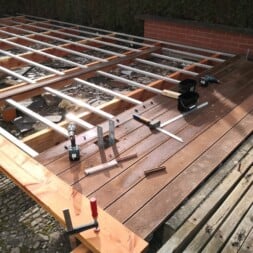 WPC Terrasse reparieren sanieren neu bauen www.commaik.de 108 - Sanierung der Gartenterrasse: Der Wechsel von Holz zu WPC und Alu-Profilen