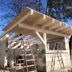 gartenkueche bauen dach mit Holzbalken bauen osb schweissbahn commaik.de 087 - Gartenküche selber bauen - Massives Fachwerkdach mit OSB und Schweißbahn
